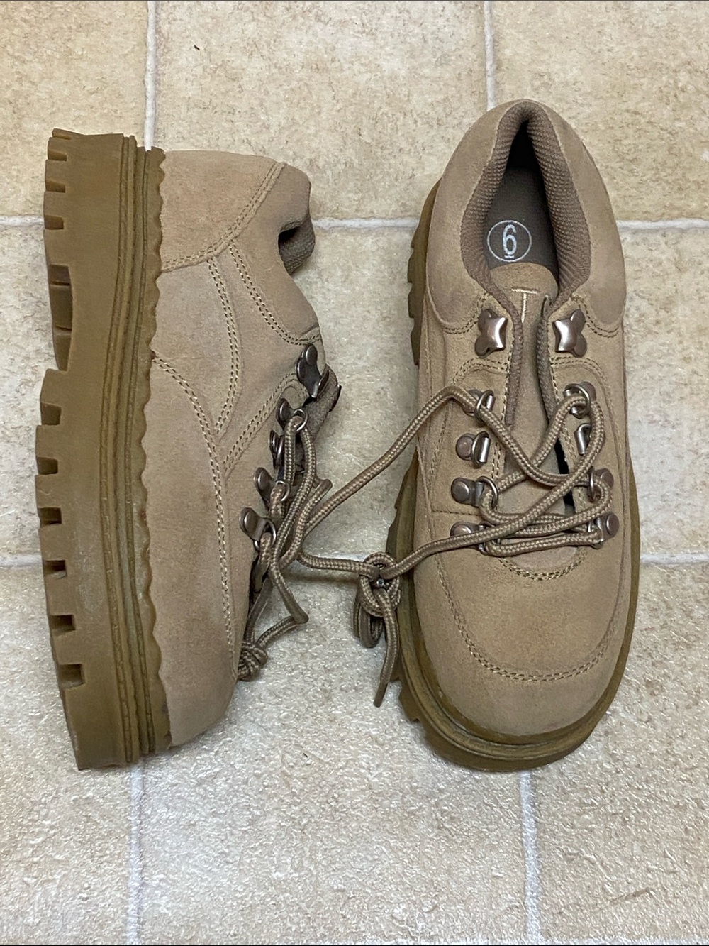 Women's Taupe Leather Upper Lug Sole Shoe (Size 6)